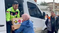 Tim Emergency Response Team PT Putra Perkasa Abadi (ERT PPA) mendistribusikan bantuan kemanusiaan secara langsung kepada korban bencana gempa bumi Turki di pusat bencana, Kahramanmaras, selatan Turki.