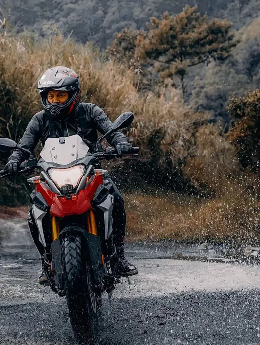 Tak sampai disitu saja, kesukaan Ariel terhadap motor pun bisa diacungi jempol. Dirinya suka mengikuti berbagai macam touring ke berbagai kota. Menunggangi motor gede buat Ariel jadi sosok lelaki macho. (Liputan6.com/IG/@ariel_inst)