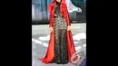 Long coat dengan kerah lebar dan ber-layer membalut dress hitam bahan jaring berhias manik-manik diperagakan saat I Fashion Festival 2014, Jakarta, Senin (15/12/2014). (Liputan6.com/Panji Diksana)