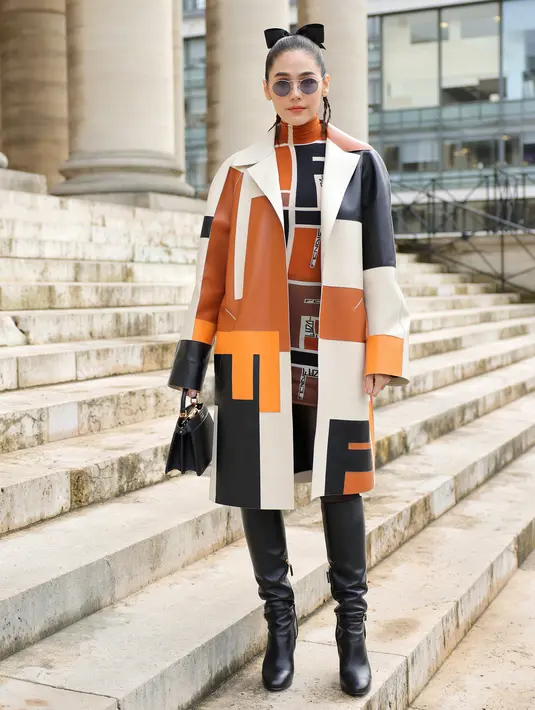 Araya A. Hargate pilih jadi Miss Fendi dengan outfit monogram yang khas. Padukan turtleneck monogram dengan long coat serupa dan high boots hitam