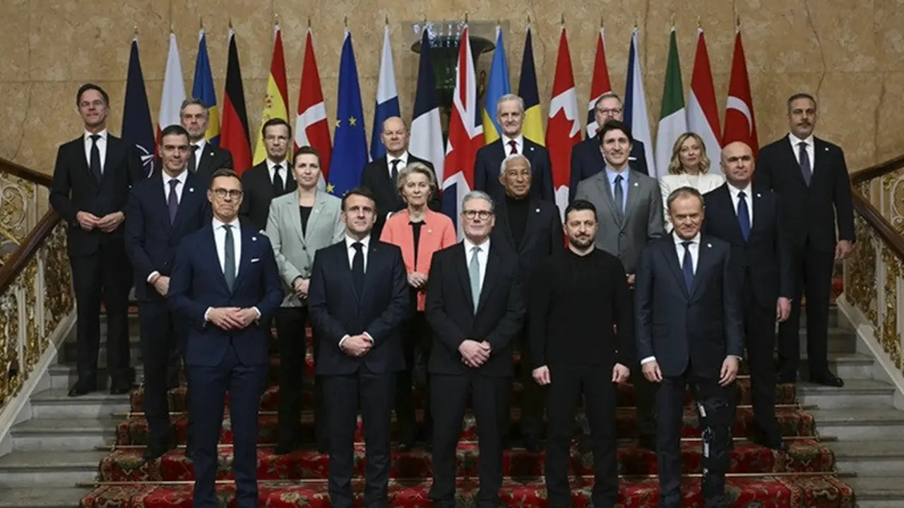Perdana Menteri Inggris Keir Starmer (tengah depan) menjadi tuan rumah pertemuan puncak para pemimpin Eropa, Turki, dan Kanada untuk membahas Ukraina, Minggu, (2/3/2025).