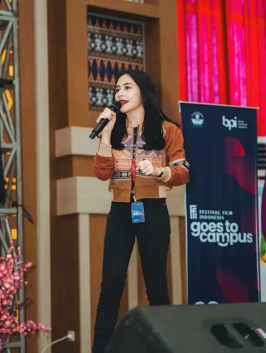 Menjadi pembicara, Prilly Latuconsina memadukan unsur wastra ke dalam outfitnya. Ia mengenakan jaket bercorak tenun berwarna kecokelatan dengan celana jeans hitam. [Foto: Instagram/prillylatuconsina96]