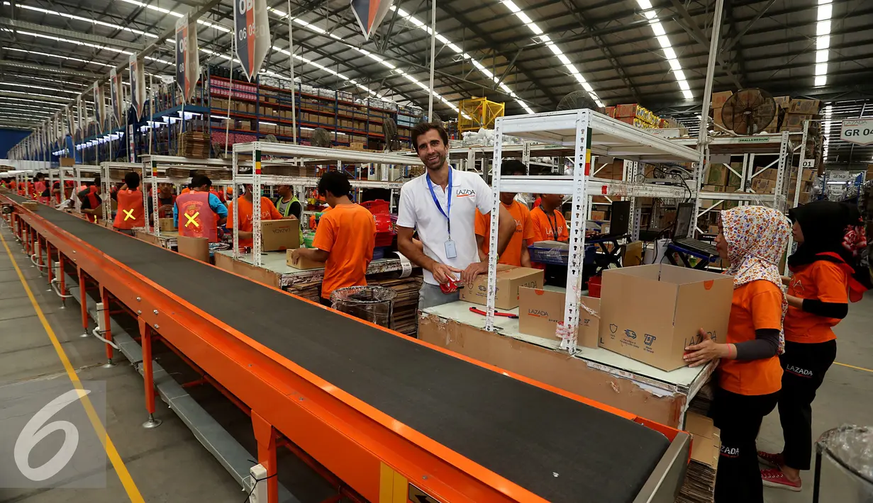 Suasana di gudang milik Lazada Online Shop jelang Hari Belanja Online Nasional (Harbolnas), Jakarta, Jumat (9/12). Harbolnas yang jatuh pada 12 Desember 2016 dimanfaatkan situs belanja online untuk menarik banyak pembeli. (Liputan6.com/Johan Tallo)