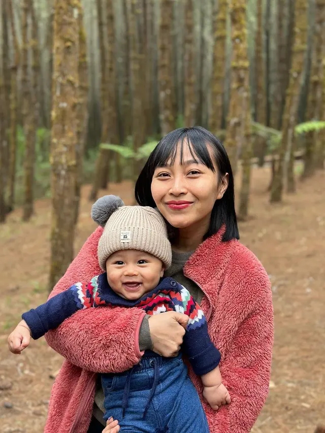 Potret Baby Clef yang ceria saat digendong sang ibu (Instagram/rinni_w)