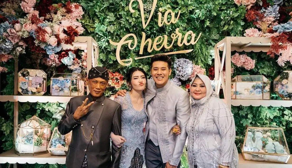 Via Vallen juga melengkapi penampilannya dengan aksesori simple berupa anting dan hiasan rambut. (Instagram/viavallen).