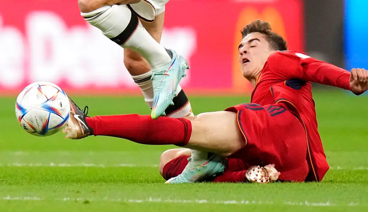 Pemain Jerman Leon Gorentzka menginjak kaki pemain Spanyol Gavi pada pertandingan sepak bola Grup E Piala Dunia 2022 di Stadion Al Bayt, Al Khor, Qatar, 27 November 2022. Pertandingan berakhir imbang 1-1. (AP Photo/Matthias Schrader)