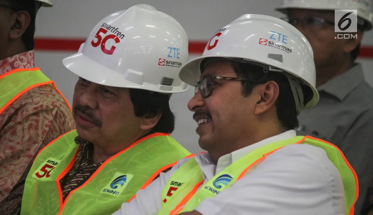Presdir Smartfren Merza Fachys (kiri) berbincang saat uji coba 5G di Marundra Refinery PT Smart, Jakarta, Senin (19/8/2019). Kemenkominfo, Smartfren dan ZTE menerapkan teknologi 5G bagi industri manufaktur agar dapat meningkatkan efisiensi waktu serta peningkatan akurasi. (Liputan6.com/HO/Agus)
