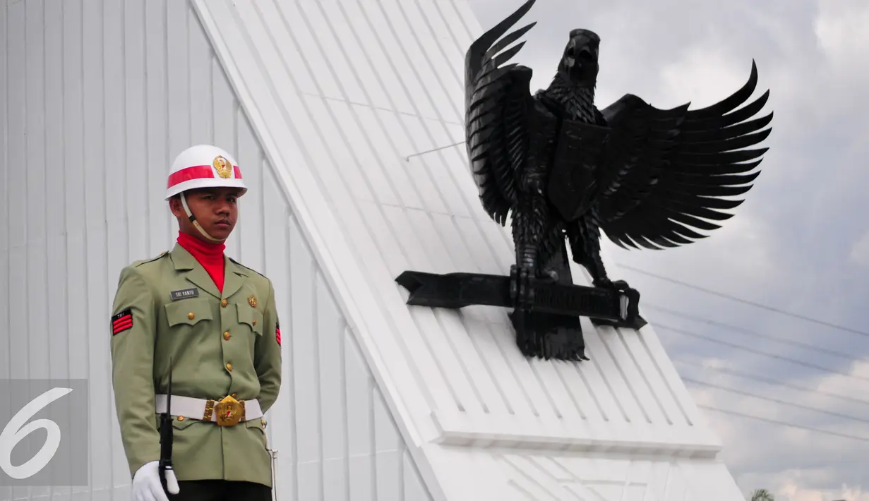Petugas TNI saat berjaga di Taman Makam Pahlawan Kalibata, Jakarta, Senin (10/8/2015). Ratusan veteran yang tergabung LVRI melakukan ziarah dan doa bersama dalam rangka menyambut Hari Veteran Nasional pada 11 Agustus besok. (Liputan6.com/Yoppy Renato)
