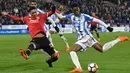 Bek Manchester United Chris Smalling berebut bola dengan pemain Huddersfield Town, Terence Kongolo pada pertandingan putaran kelima Piala FA di John Smith's Stadium, Minggu (18/2). MU melaju ke perempatfinal Piala FA setelah menang 2-0. (Oli SCARFF/AFP)