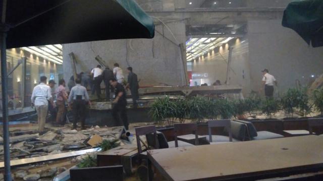 Balkon Atap Tower II BEI Ambruk