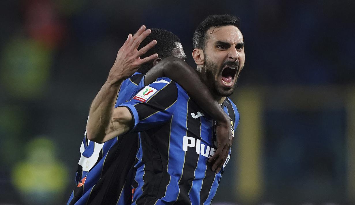 Atalanta menyamakan skor 1-1 pada menit ke-30. Gol dicetak oleh Davide Zappacosta melalui sepakan melengkung dari sudut sempit yang diarahkan ke sudut jauh bagian atas gawang Fiorentina tanpa bisa dijangkau kiper Pietro Terracciano. (LaPresse via AP/Spada)