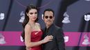 Marc Anthony bersama tunangannya model Paraguay Nadia Ferreira berpose saat tiba menghadiri penghargaan Grammy Latin ke-23 di Michelob Ultra Arena Mandalay Bay di Las Vegas, Nevada, pada 17 November 2022. Marc Anthony tampil memakai balutan serba hitam sementara tunangannya memukau dalam gaun satin merah seksi. (AP Photo/John Locher)