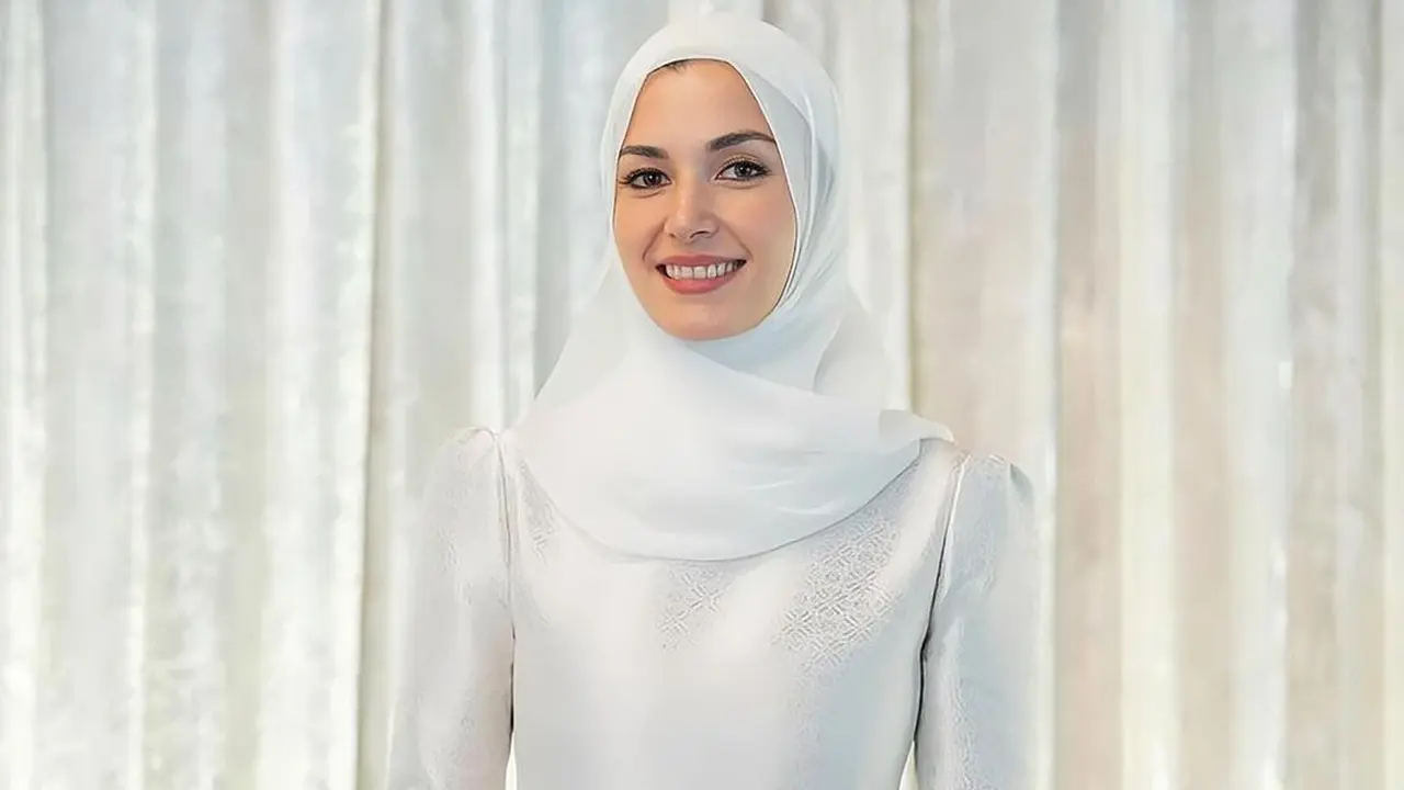 6 Pesona Anggun Anisha Rosnah Dibalut Baju Kurung dan Kerudung, Resmi Bertunangan dengan Pangeran Abdul Mateen
