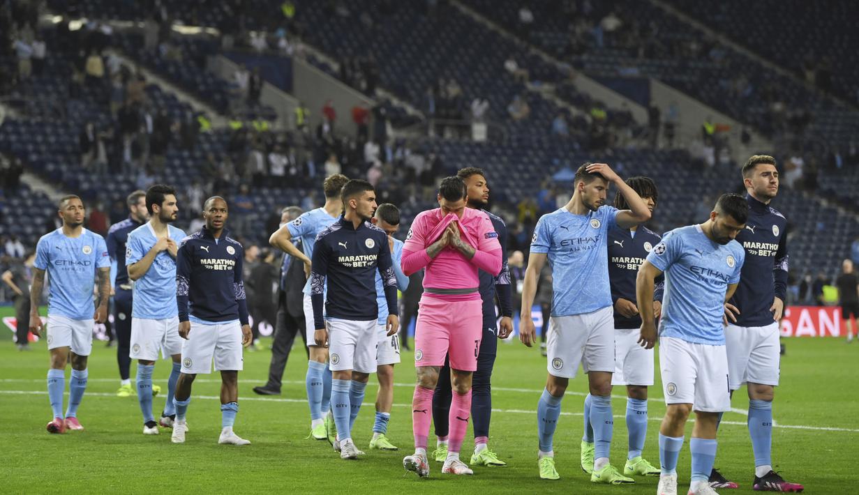 Para pemain tim Manchester City berjalan usai pertandingan melawan Chelsea pada babak final Liga Champions di Stadion Dragao di Porto, Portugal, Minggu (30/5/2021). Man City kalah atas Chelsea dengan skor 1-0. (David Ramos / Pool via AP)