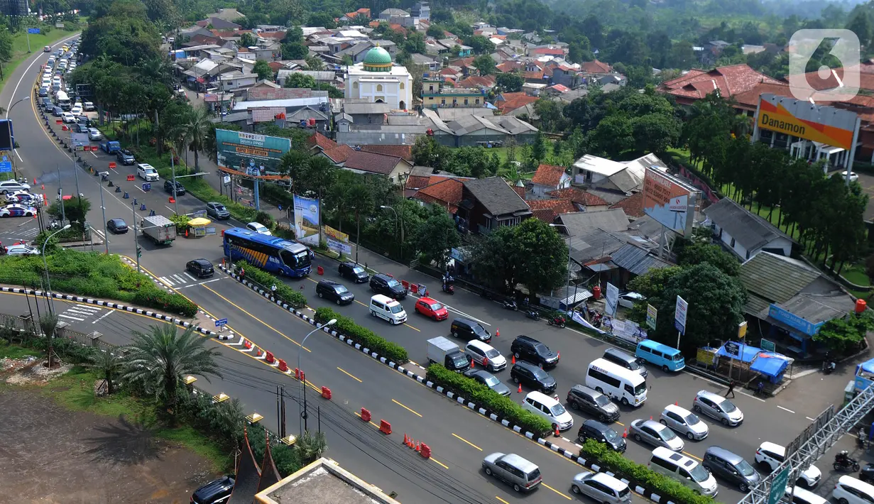 Suasana kawasan Puncak di Simpang Gadog, Ciawi, Bogor, Kamis (20/5/2021). Walaupun libur lebaran sudah berlalu, kawasan Puncak dan sekitarnya masih dipadati wiasatawan. (merdeka.com/Arie Basuki)