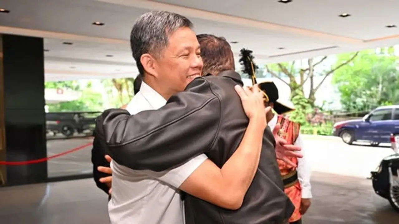 Peluk erat antara Menteri Pertahanan Singapura Chan Chun Sing dengan Menteri Pertahanan Indonesia Sjafrie Sjamsoeddin.