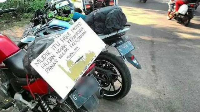 Di momen mudik kali ini, para pemudik menempelkan pesan bertuliskan curahan hatinya.
