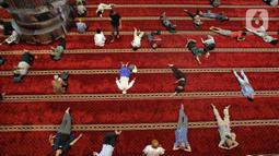 Mereka beristirahat di dalam masjid maupun di sekitarnya, sebelum kembali melanjutkan aktivitas. (Liputan6.com/Angga Yuniar)
