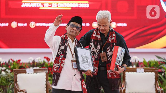 Ganjar Pranowo Bersama Mahfud MD Daftar KPU