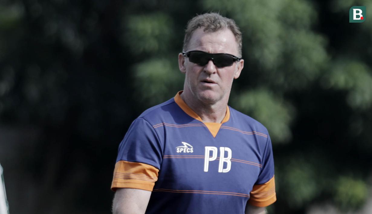 Pelatih Persipura Jayapura, Peter Butler, saat latihan jelang laga Liga 1 Indonesia di Lapangan Pertamina, Simprug, Jakarta, Rabu (23/5/2018). Persipura akan berhadapan dengan Persija Jakarta. (Bola.com/M Iqbal Ichsan)