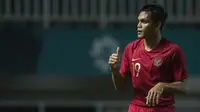 Bek Timnas Indonesia, Rachmat Irianto, saat melawan Thailand pada laga PSSI 88th U-19 di Stadion Pakansari, Jawa Barat, Minggu (23/9/2018). Kedua negara bermain imbang 2-2. (Bola.com/Vitalis Yogi Trisna)
