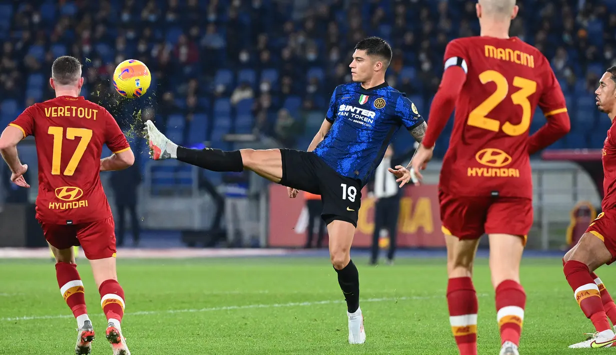 Pemain Inter Milan, Joaquin Correa yang musim lalu dipinjamkan dari Lazio mengenakan nomor punggung 19. Kini, Correa sudah dibeli oleh Inter dan mengganti nomor punggung 11 peninggalan Aleksandar Kolarov. (AFP/Vicenzo Pinto)