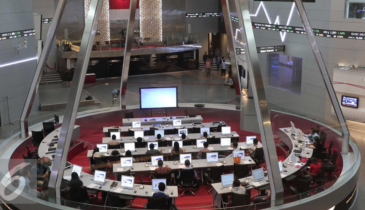 Peserta mengikuti cara berinvestasi Mandiri Skuritas di Bursa Efek Jakarta, Selasa (17/11). Mandiri Sekuritas terus mendorong pertumbuhan jumlah investor pasar modal di Indonesia. (Liputan6.com/Angga Yuniar)