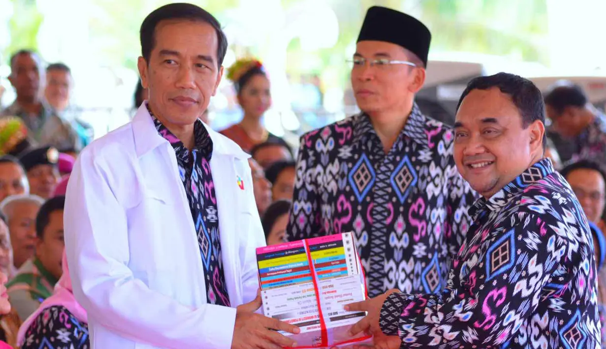 Presiden Joko Widodo menerima buku dari Ketua Umum PWI, Margiono setelah pidato peringatan Hari Pers Nasional 2016 di Kawasan Ekonomi Khusus Mandalika, Kabupaten Lombok Tengah, Nusa Tenggara Barat (NTB), Selasa (9/2). (Setpres/Agus Suparto)