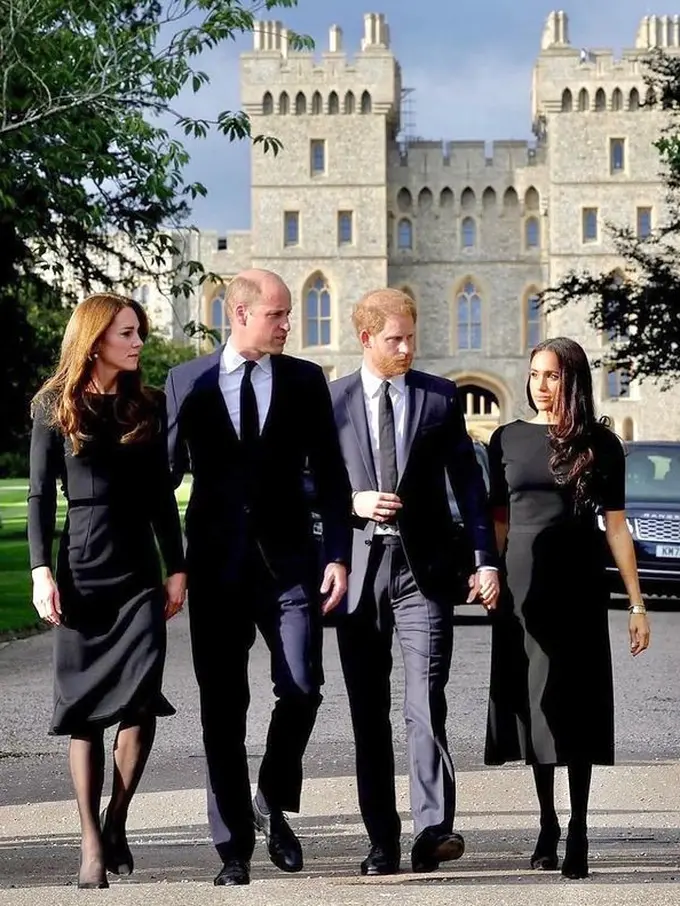 Ikuti Tradisi Kerajaan, Kate Middleton Kenakan Mutiara Sebagai Tanda Kedukaan Meninggalnya Ratu Elizebeth II