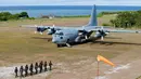 Tentara Filipina berbaris didekat pesawat pengangkut Angkatan Udara C-130 Filipina yang membawa Menteri Pertahanan Delfin Lorenzana di Pulau Thitu, Kepulauan Spratly, Laut China Selatan, Jumat (21/4). (AP Photo / Bullit Marquez)