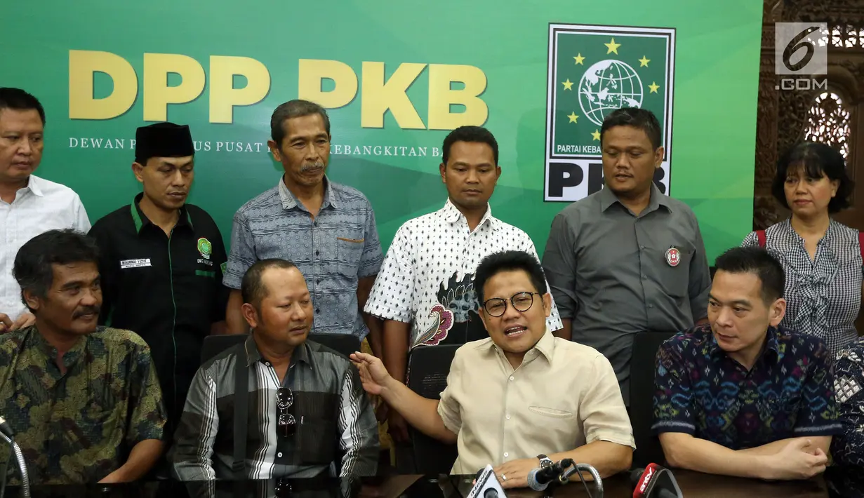 Ketua Umum PKB, Muhaimin Iskandar memberikan keterangan bersama perwakilan petani tembakau di kantor DPP PKB, Jakarta, Kamis (9/11). Petani tembakau mengadukan nasibnya yang hingga kini kurang diperhatikan pemerintah. (Liputan6.com/Johan Tallo)