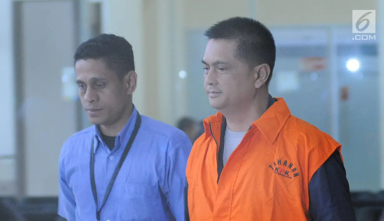 Pihak swasta Hasmun Hamzah mengenakan rompi tahanan seusai menjalani pemeriksaan di gedung KPK, Jakarta, Kamis (1/3). Hasmun Hamzah merupakan Direktur PT Sarana Bangun Nusantara yang memberi suap kepada Adriatma Dwi Putra. (Liputan6.com/Herman Zakharia)