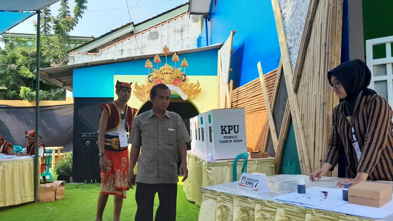 Suasana di TPS 13 RT 4 RW 4 Krajan kertosari Kecamatan Banyuwangi yang membawa tema Omprog Gandrung Valentine. (Hermawan/Liputan6.com)