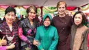Pada peringatan Hari Ibu Nasional 2017, Inul Daratista bersama wanita-wanita hebat. Jumat (22/12/2017) penyanyi asal Pasuruan Jawa Timur itu menggelar bersama Walikota Surabaya, Tri Rismaharani dan Soraya Haque. (Instagram/inul.d)
