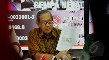 Ketua Pelaksana Harian PMI Pusat, Ginandjar Kartasasmita saat konferensi pers terkait bantuan ke Nepal di Markas PMI Pusat, Jakarta, Senin (27/4/2015). PMI membuka 3 rekening untuk menerima bantuan dari masyarakat Indonesia. (Liputan6.com/Andrian M Tunay)