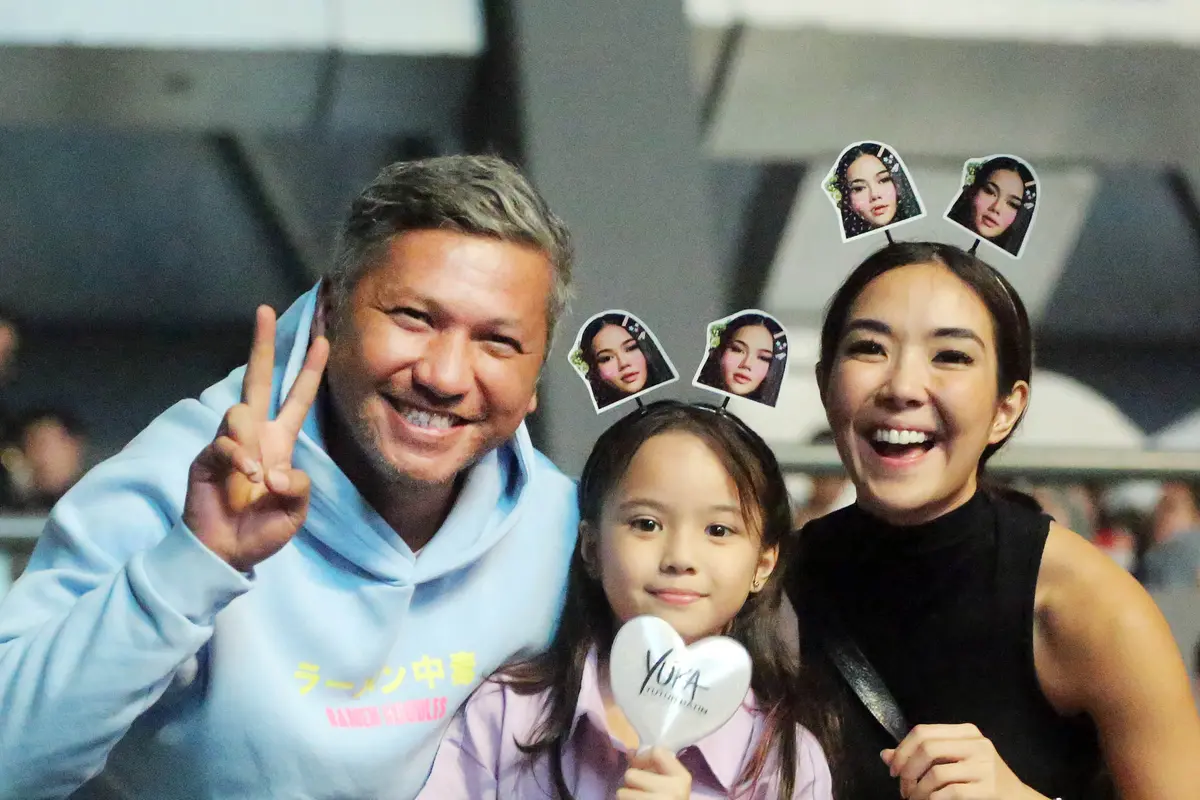 Gading Marten, Gempita, dan Gisella Anastasia di konser Yura Yunita. [Foto: Bambang E. Ros/Fimela]