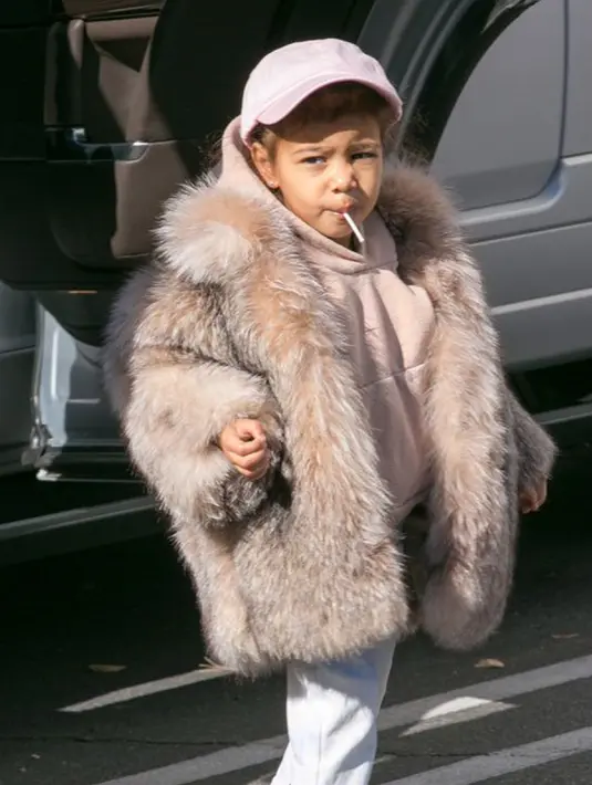 North West, putri kecil pasangan Kanye West dan Kim Kardashian tampil modis dengan mantel bulu saat menghabiskan waktu bersama sepupu-sepupunya dan juga Kourtney Kardashian di kawasan Los Angeles, Selasa (29/12). (mirror.co.uk)