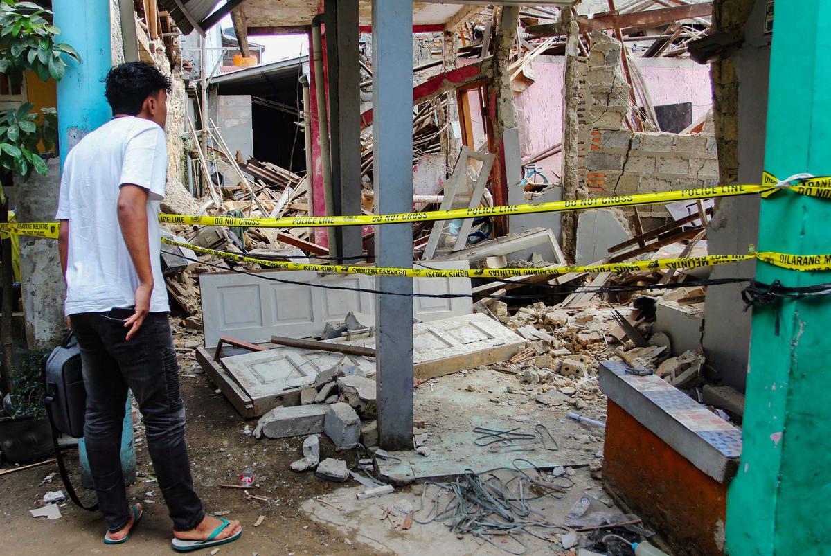 FOTO: Ledakan Misterius Guncang Pondok Cabe Ilir, 13 Rumah Rusak dan 7 Warga Luka