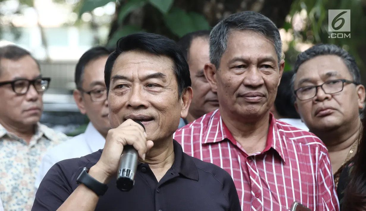 Kepala Kantor Staf Presiden (KSP), Moeldoko memberikan sambutan saat merayakan ulang tahunnya yang ke-61 di Taman Suropati, Jakarta, Minggu (8/7). Moeldoko merayakan momen pergantian tahunnya bersama istri dan keluarga. (Liputan6.com/Herman Zakharia)