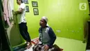 Warga melaksanakan salat Tarawih berjemaah di rumah di kawasan Tangerang, Rabu (29/4/2020). Kementerian Agama sebelumnya telah mengeluarkan surat edaran Nomor 6 Tahun 2020 yang meminta umat muslim untuk salat Tarawih bersama keluarga inti di rumah selama bulan Ramadan. (Liputan6.com/Angga Yuniar)