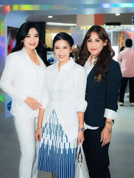 Tumbuh bersama lewat film AADC, Dian Sastrowardoyo, Sissy Prescillia, dan Titi Kamal makin kompak [@titi_kamall]