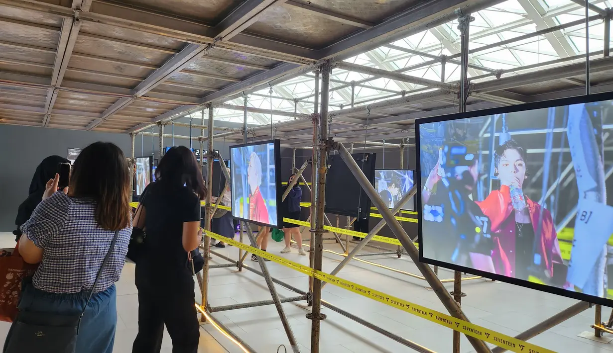 Pengunjung juga dapat melihat replika backstage dalam konser Follow. Di balik panggung yang indah dan di balik sorotan tajam panggung, tersembunyi perjuangan dan usaha tersembunyi Seventeen. (Foto: Zulfa Ayu S/ Liputan6.com)