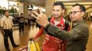 Pebulutangkis tim Piala Thomas Indonesia, Tommy Sugiarto, selfie bersama warga saat tiba di Bandara Soekarno-Hatta. Meski lelah para pebulutangkis Indonesia tetap ramah menyapa para warga di Bandara. (Bola.com/Vitalis Yogi Trisna)