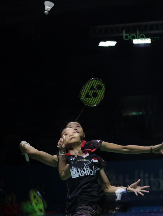 Fitriani melakukan melakukan smash ke arah Ratchanok Intanon pada ajang Indonesia Open 2018 di Istyora Senayan, Jakarta, (3/6/2018). Intanon menang 21-8, 21-16. (Bola.com/Nick Hanoatubun)