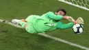 Kiper Brasil Alison memblok tendangan penalti pemain Paraguay Gustavo Gomez dalam laga perempat final Copa America 2019  di Arena do Gremio, Porto Alegre, Brasil, Kamis (27/6/2019). Brasil melaju ke semifinal Copa America 2019 setelah menaklukkan Paraguay lewat adu penalti. (AP Photo/RicardoMazalan)