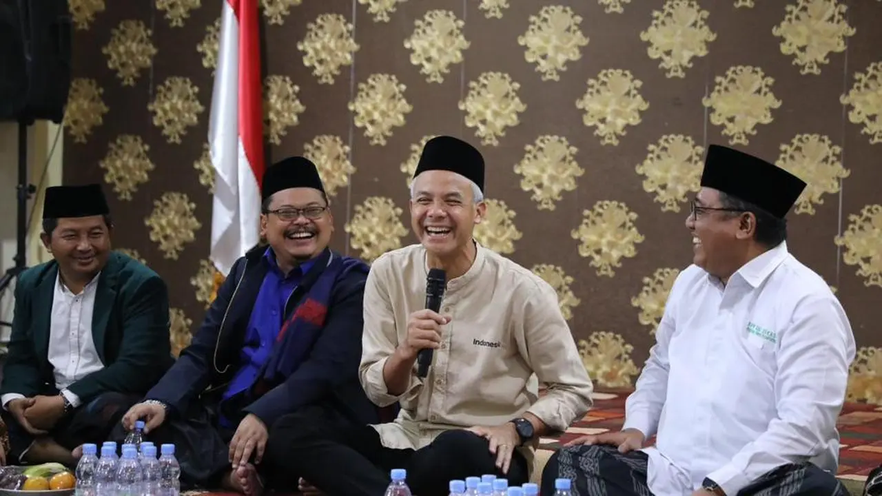 Bakal Calon Presiden (Bacapres) Ganjar Pranowo mendapat sambutan hangat saat mendatangi Pondok Pesantren Motivasi Indonesia di Jl. Istana Yatim, Jl. Cinyosog No.99, RT 003/RW RT 001, Burangkeng, Kecamatan Setu, Kabupaten Bekasi, Jawa Barat, Jumat (6/10/20