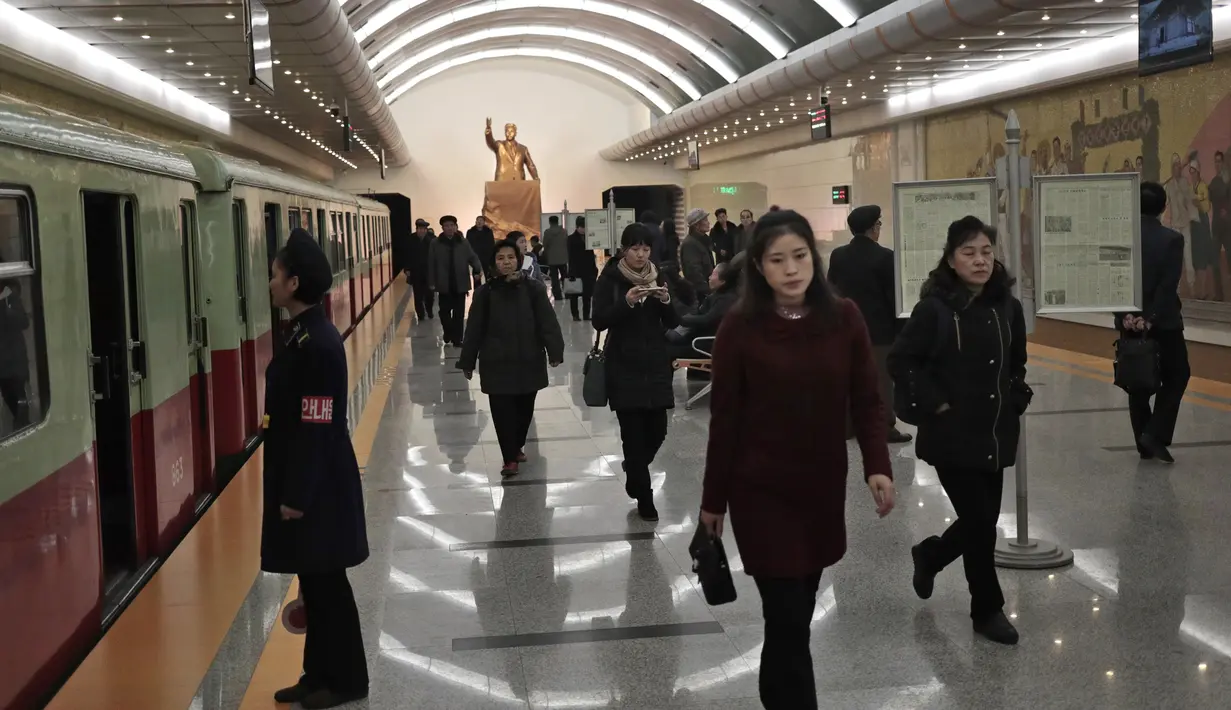Orang-orang berjalan di peron saat tiba di stasiun kereta bawah tanah Kaesong di Pyongyang, Korea Utara (23/11/2019). Stasiun ini  memperbaharui tanda-tanda LED yang menunjukkan informasi kereta dan cuaca lokal. (AP Photo/Dita Alangkara)