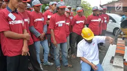 Instruktur memberi pelatihan kepada 80 tenaga konstruksi pada acara Edutainment di Kabupaten Pacitan, Selasa (6/11). Tenaga konstruksi merupakan mitra utama yang diadakan PT Semen Indonesia (Persero) Tbk. (Liputan6.com/HO/Eko)