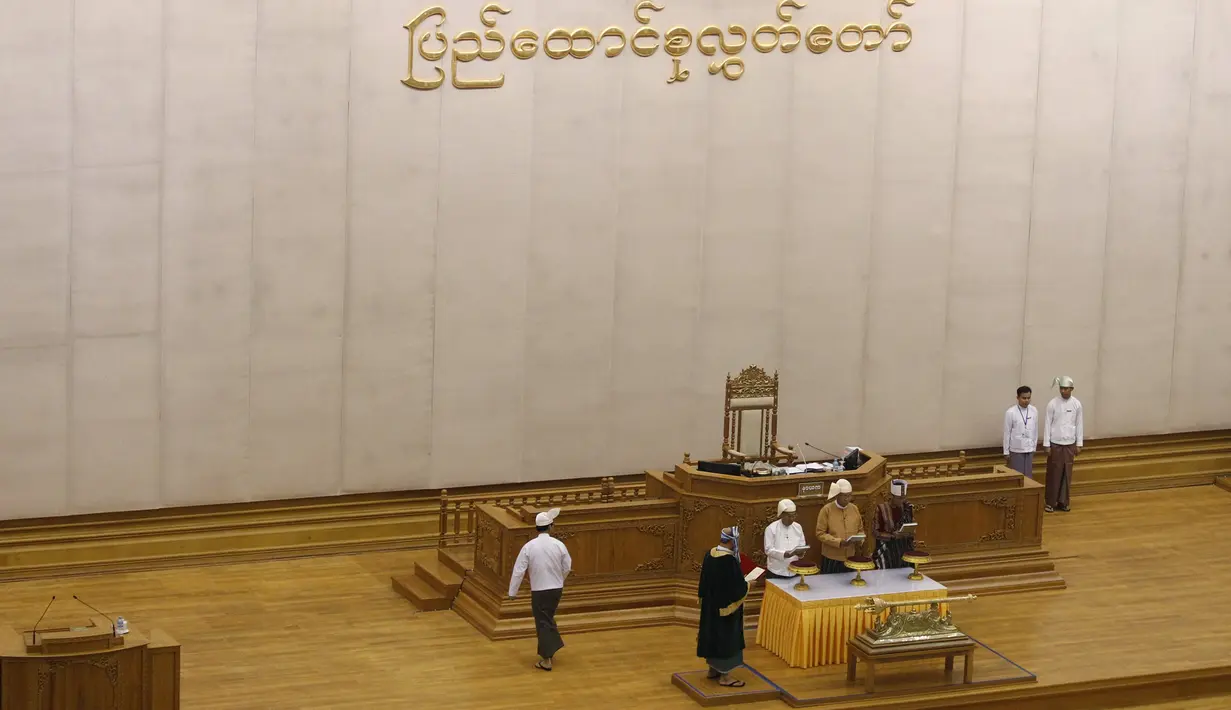 Suasana pelantikan Htin Kyaw (tengah) sebagai Presiden Myanmar baru di Gedung Parlemen, Naypyidaw, Rabu (30/3). Pelantikan Kyaw menandai berakhirnya kekuasaan militer dan dimulainya pemerintahan murni sipil. (REUTERS/Soe Zeya Tun)