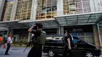 Anggota kepolisian melintasi area hotel yang berasap di kompleks Resorts World Manila, Filipina, Jumat (2/6). Seorang pria bersenjata melakukan serangan dengan menembaki ke arah pengunjung dan meja kasino yang ada di dalam hotel. (AP Photo/Aaron Favila)